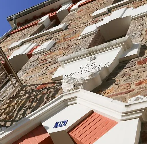 Les Bruyères Couette-café 3*